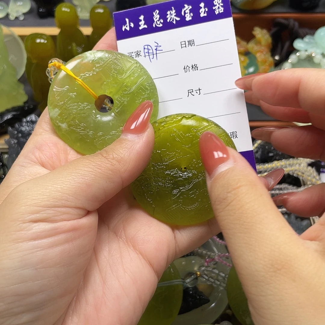 用***3未镶嵌蛇纹石玉颈饰