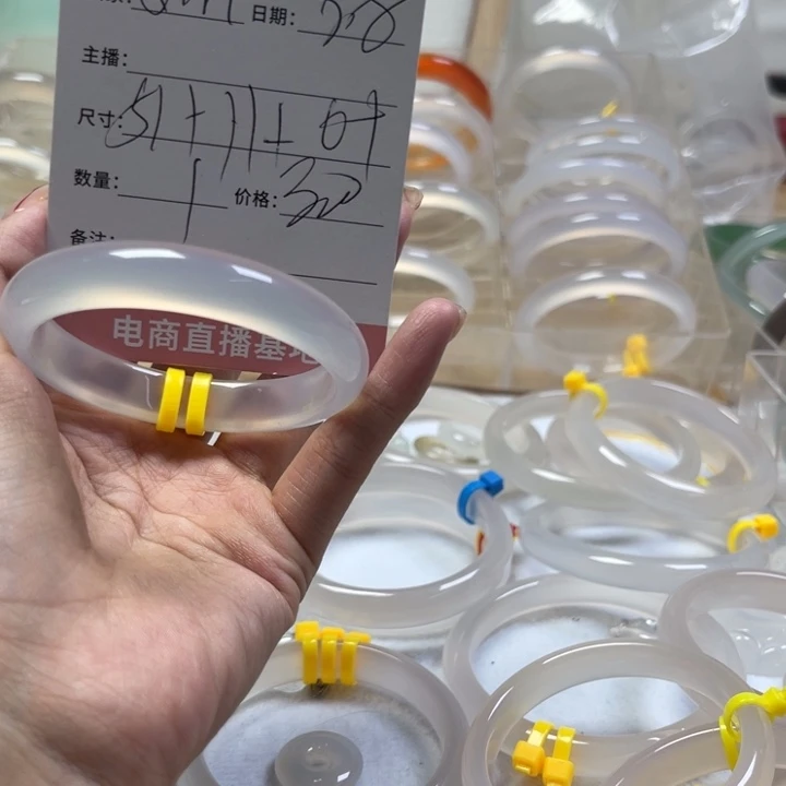 手镯玛瑙/玉髓未镶嵌Q***_