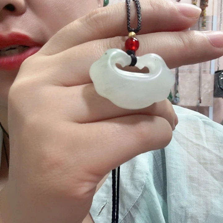 石英质玉未镶嵌颈饰瑕疵