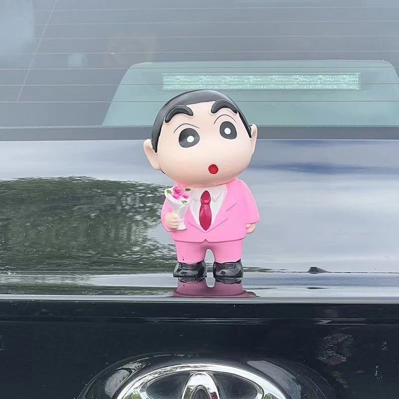 上班族蜡笔小新手捧鲜花办摆件模型桌面生日摆件