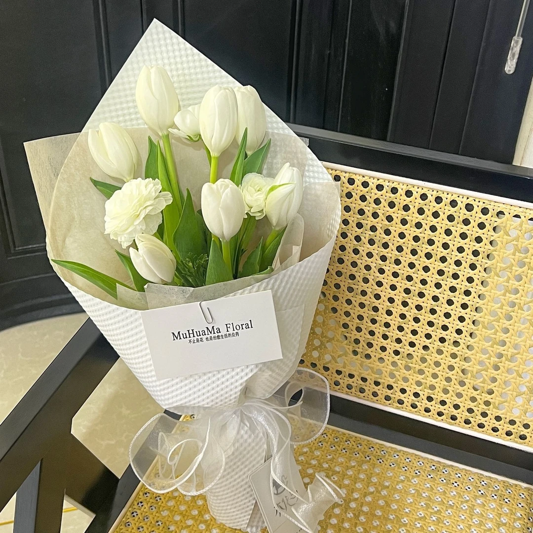 【荷兰郁金香】6朵白色郁金香搭配2朵白色洋牡丹花束