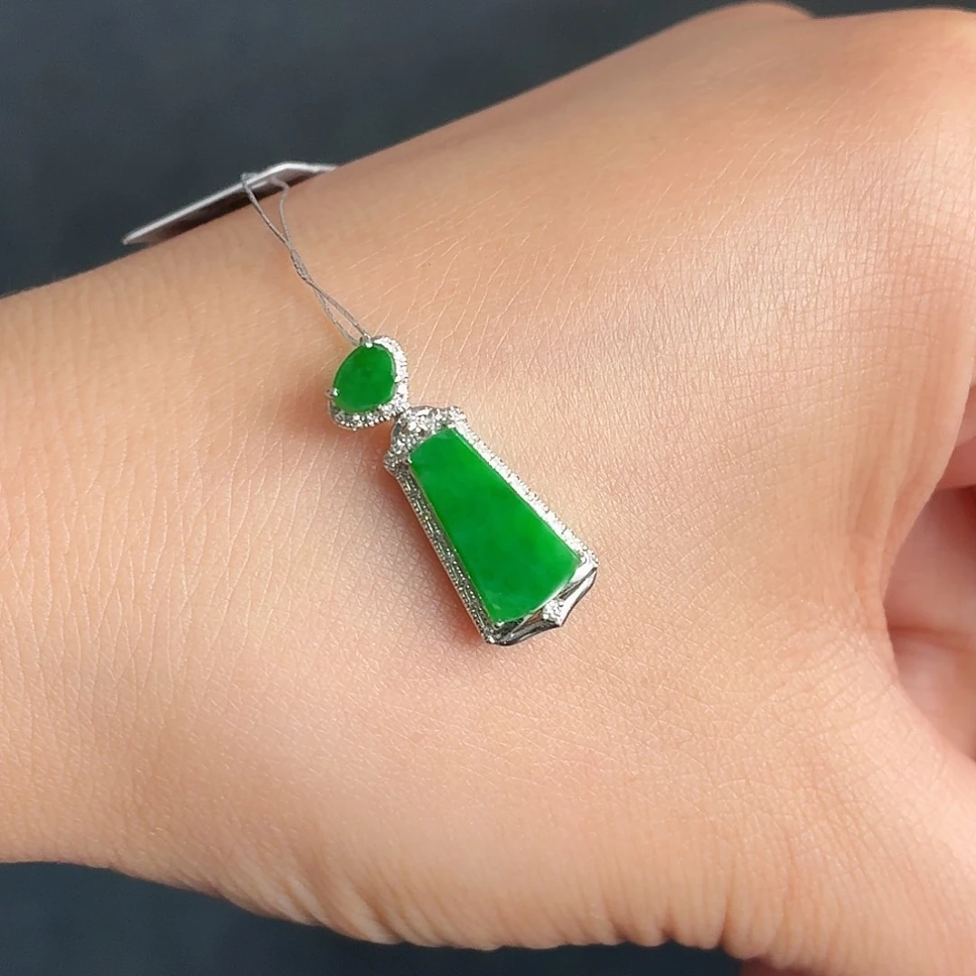 翡翠18K金镶嵌颈饰