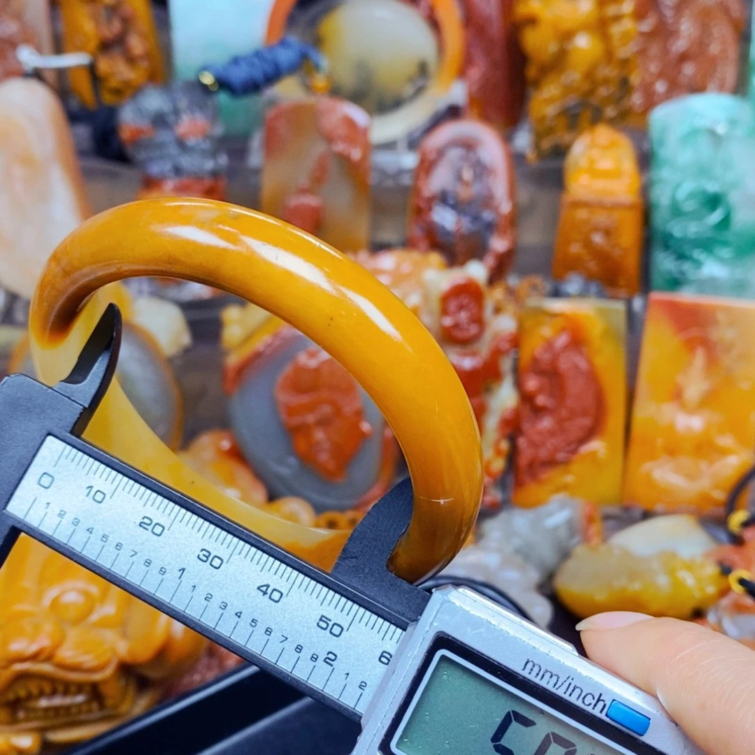 石英质玉（黄龙玉）未镶嵌颈饰