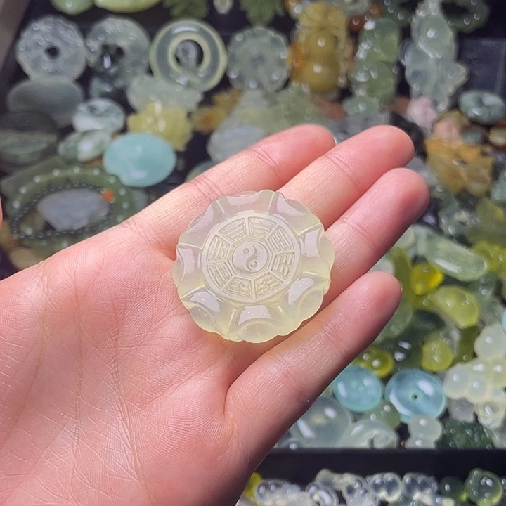 蛇纹石玉合金颈饰八方来财