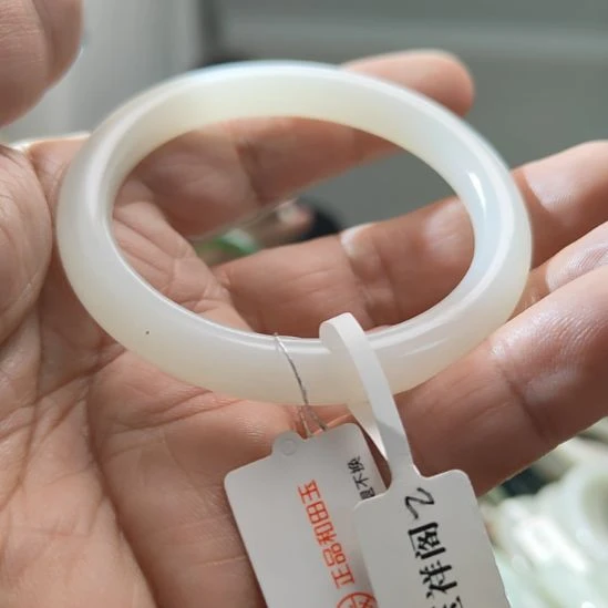 L***o和田玉未镶嵌手镯