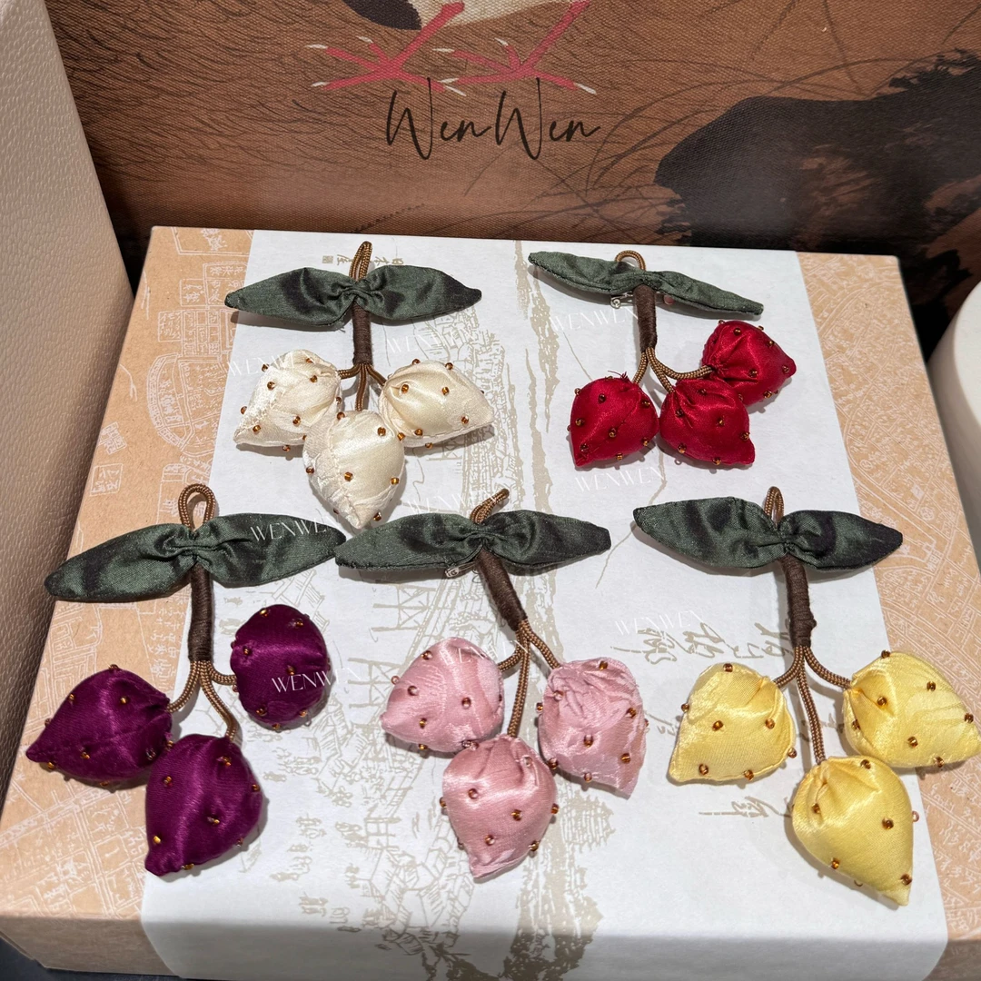 非金属布艺胸针 WENWEN-深圳原创【25新款原创设计草莓胸针】SP0083