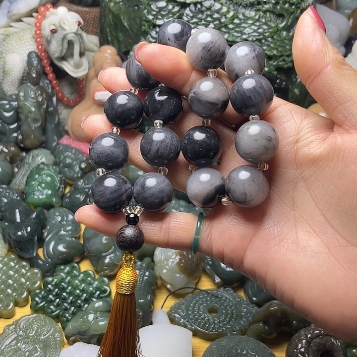 透闪石质玉未镶嵌颈饰