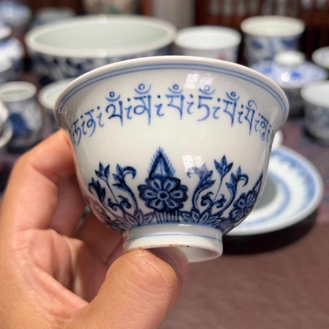 精品青花宝相梵文撇口杯口径约8.8厘米