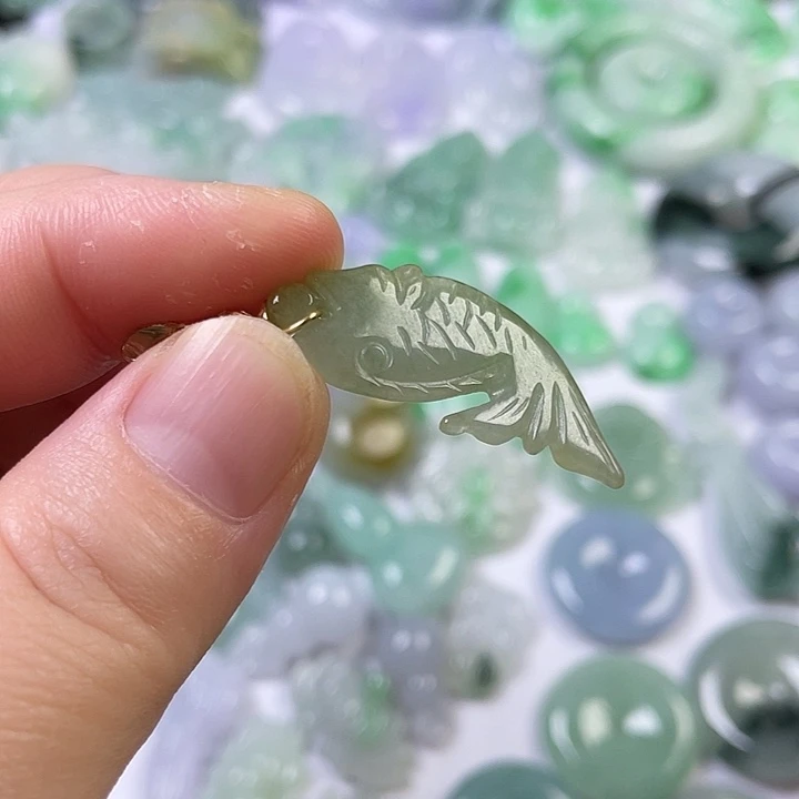 翡翠未镶嵌颈饰鱼