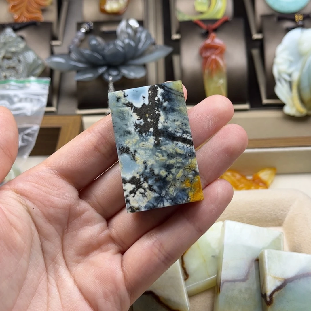 未镶嵌蛇纹石玉颈饰面****溜