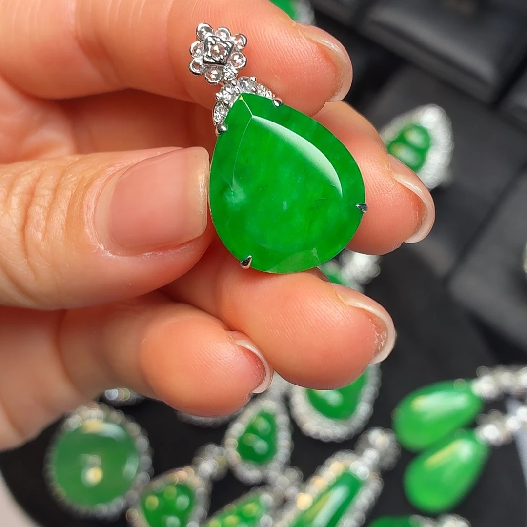 翡翠18K金镶嵌颈饰