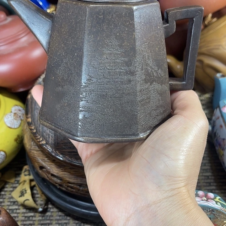 茶壶紫砂原矿泥料手工制作的一把紫砂壶。