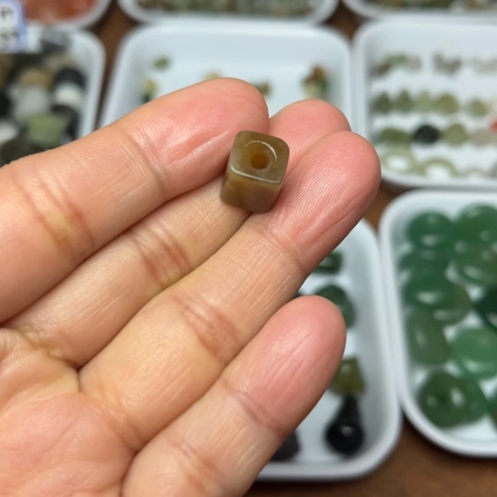 和田玉未镶嵌珠宝半成品17号微瑕款