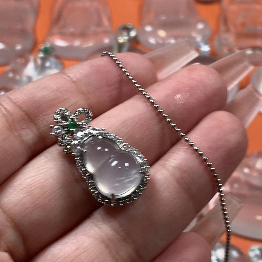 石英质玉合金颈饰葫芦