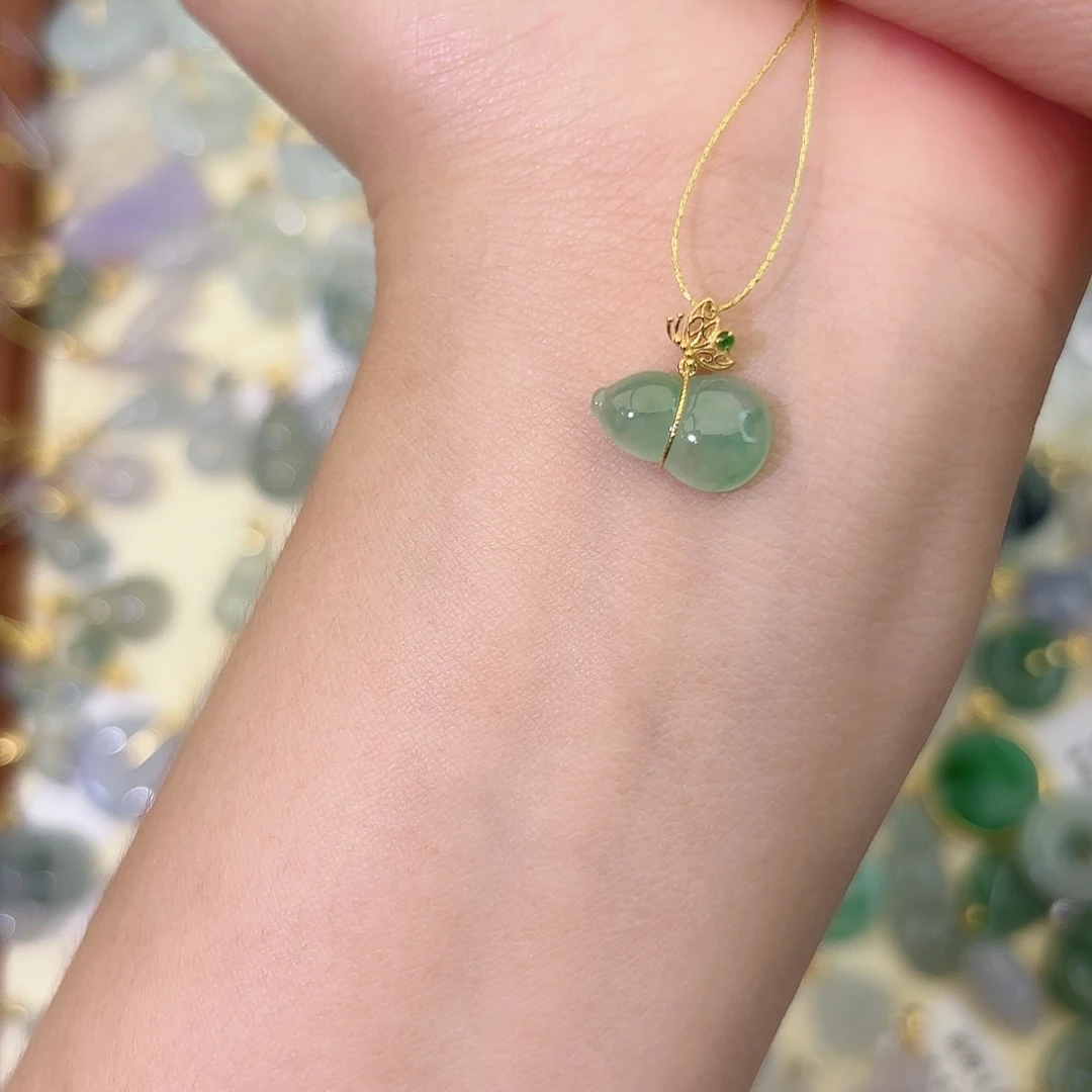 翡翠18K金镶嵌颈饰葫芦