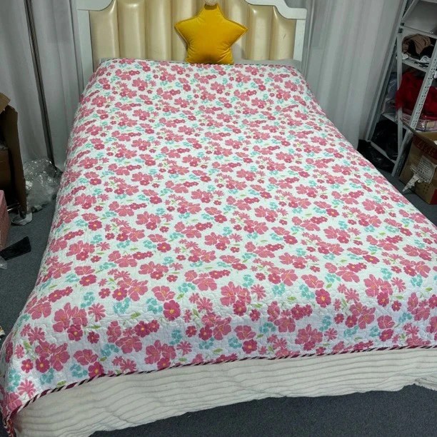 约210x220 粉色花朵小清新绗缝棉质床盖瑕疵