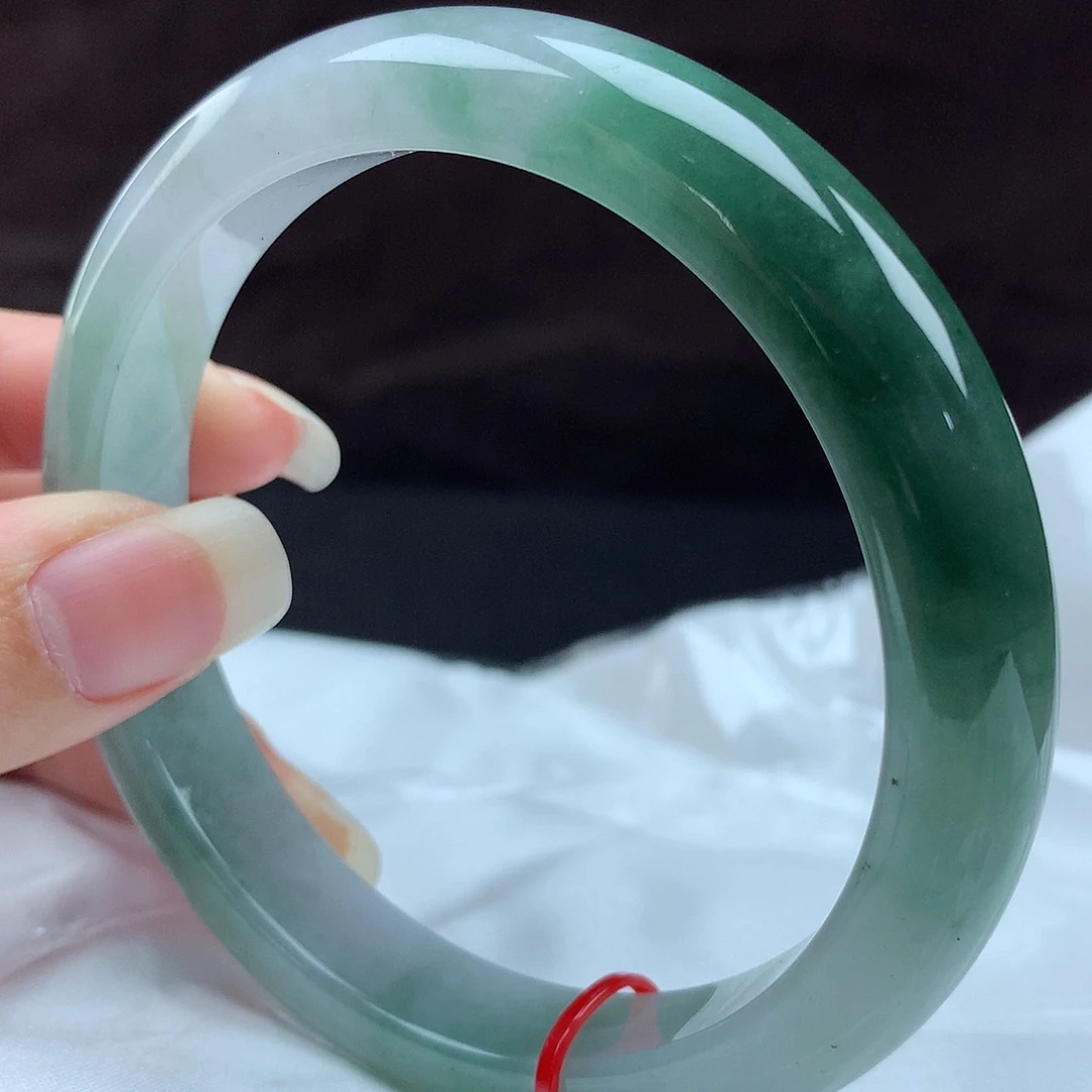 翡翠手镯未镶嵌汤****黏96758。64-66圈