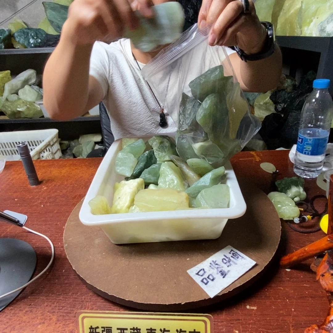 蛇纹石玉未镶嵌岫玉鱼缸石随机发