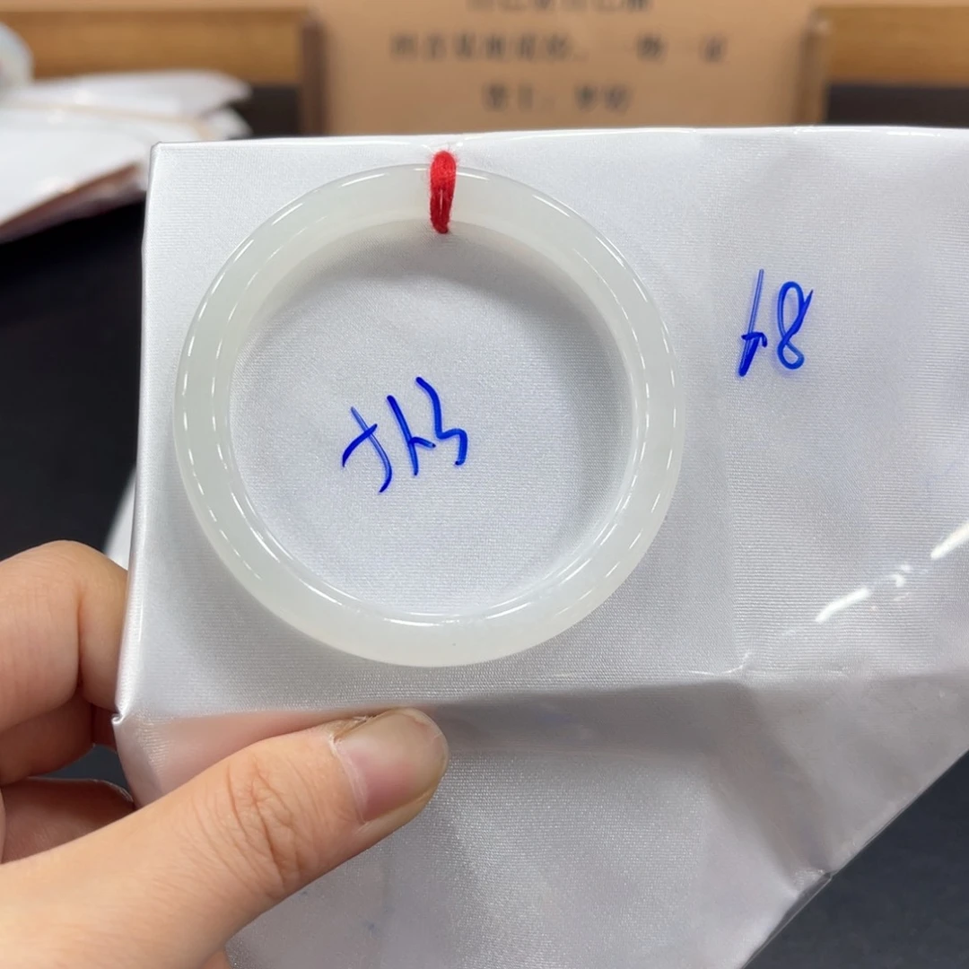 翡翠手镯未镶嵌翡翠