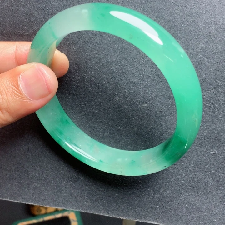 未镶嵌手镯石英质玉