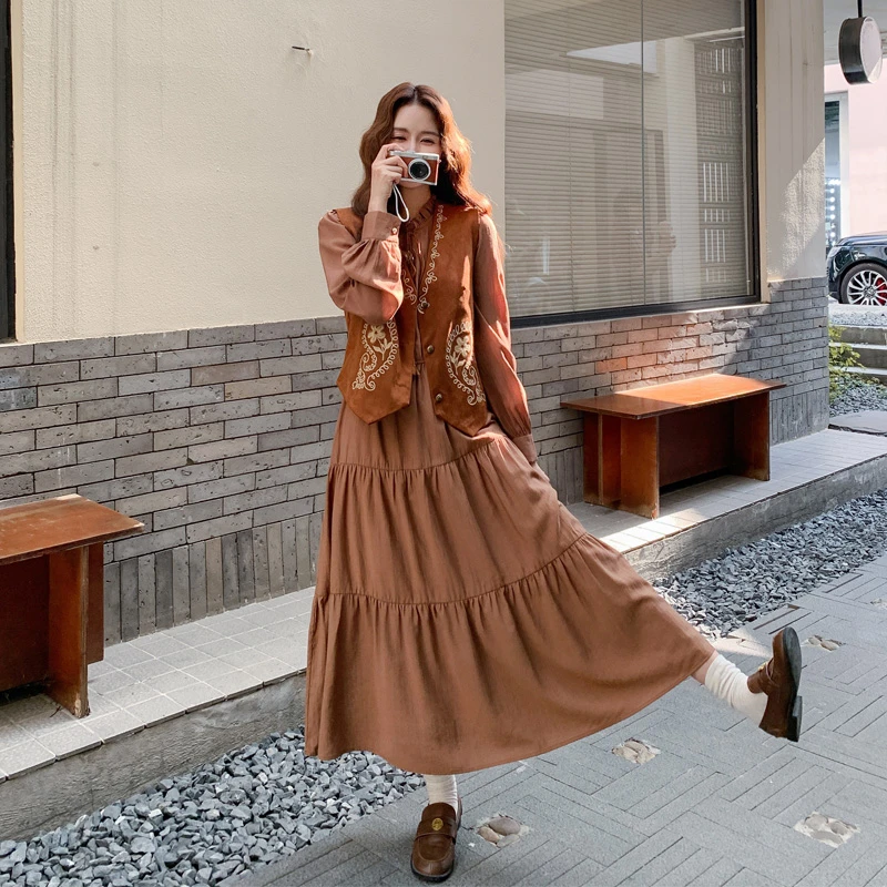 复古摩登绣花马甲连衣裙2025春秋新款高级氛围感轻奢度假风套装裙
