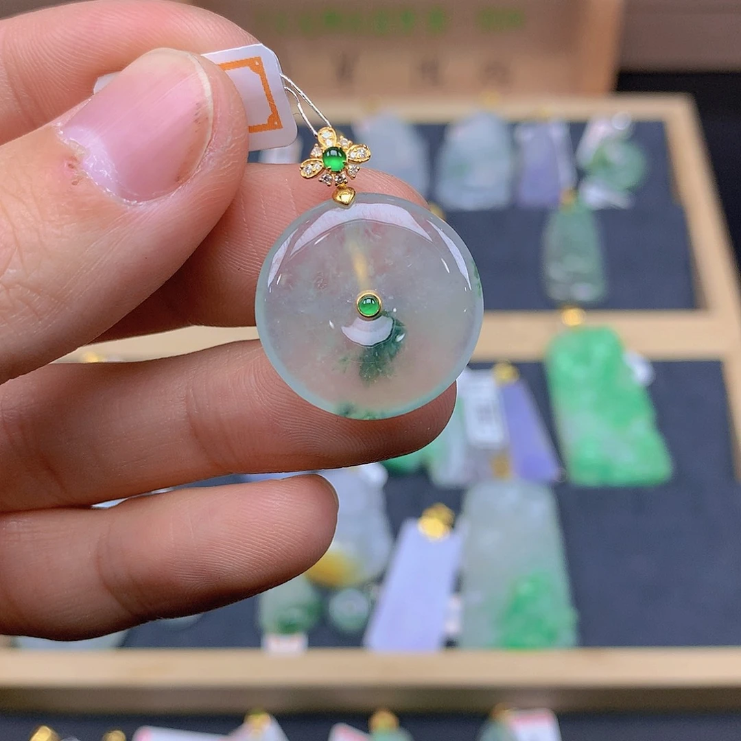 翡翠颈饰18K金镶嵌翡翠