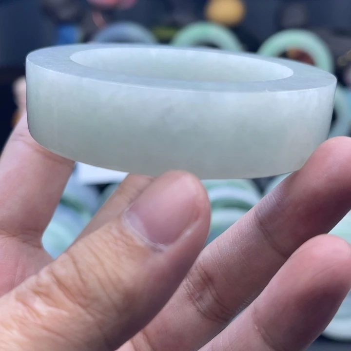定制翡翠未镶嵌手镯