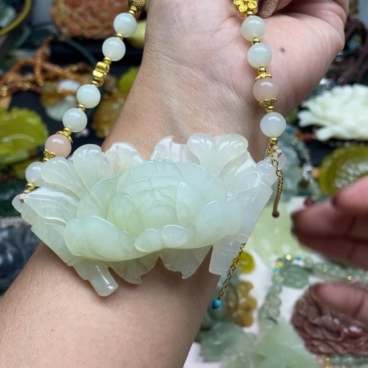 蛇纹石玉未镶嵌颈饰