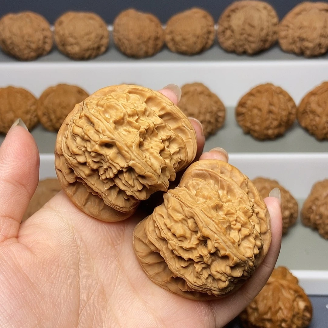 杜***兹文玩核桃吊坠48闷尖白狮子