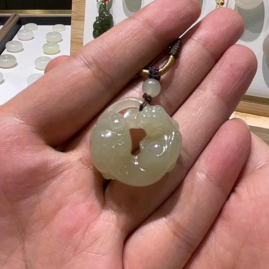 和田玉未镶嵌颈饰螭龙