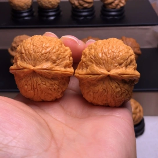 文玩核桃把件金丝绣球20
