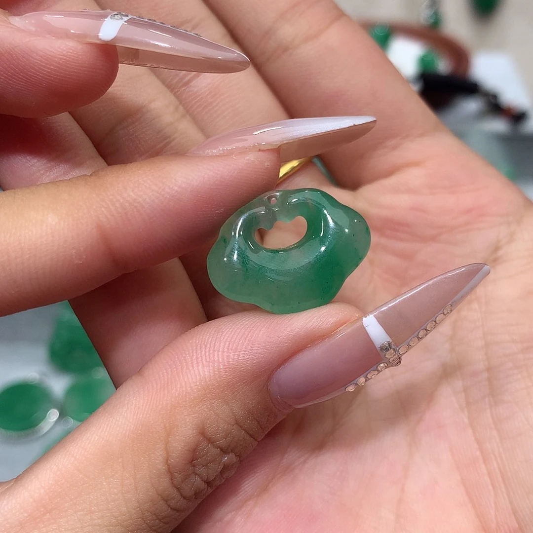 石英质玉（非洲翠）未镶嵌颈饰