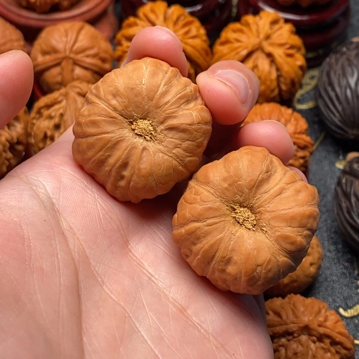 石***鱼文玩核桃吊坠金蟾背