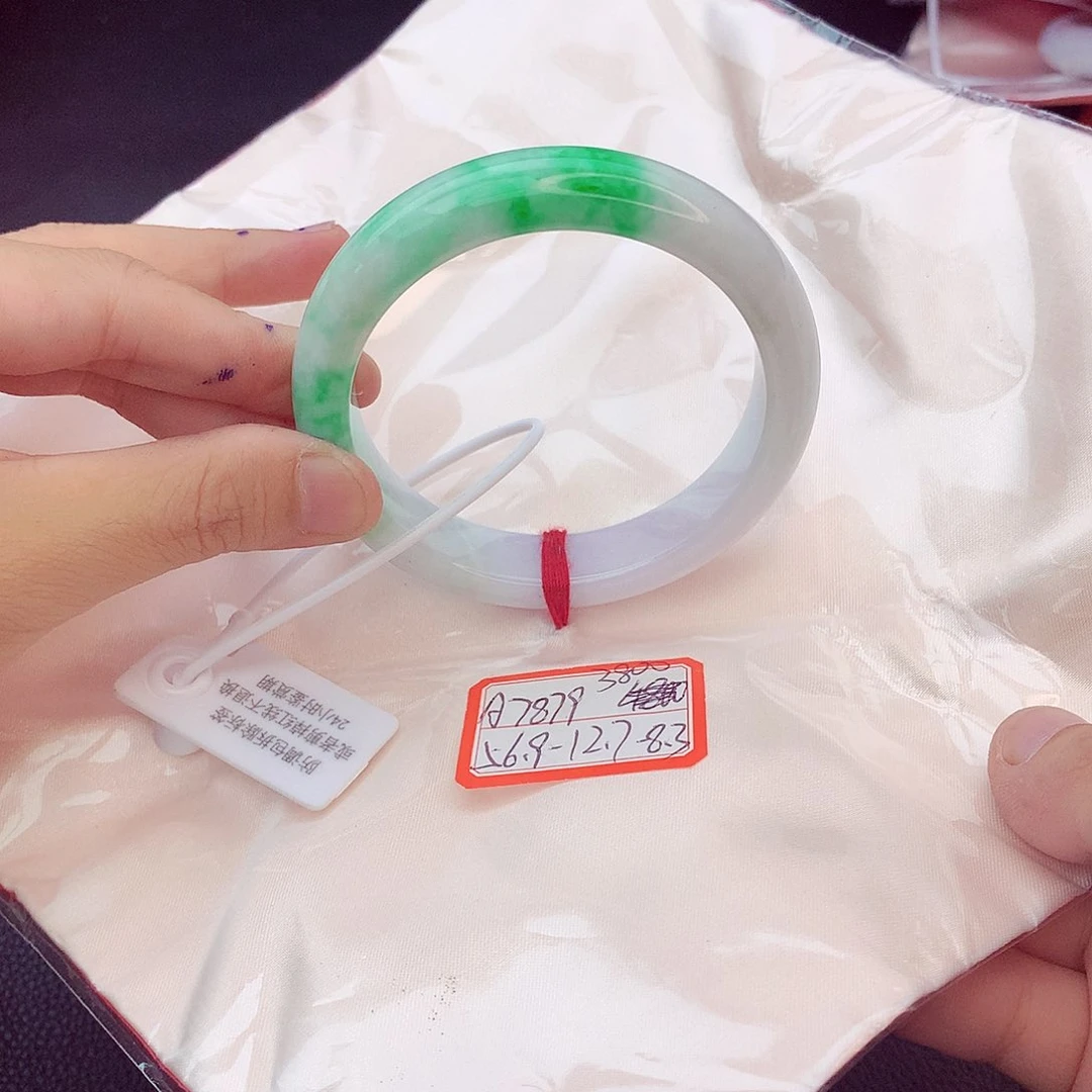 翡翠手镯未镶嵌翡翠