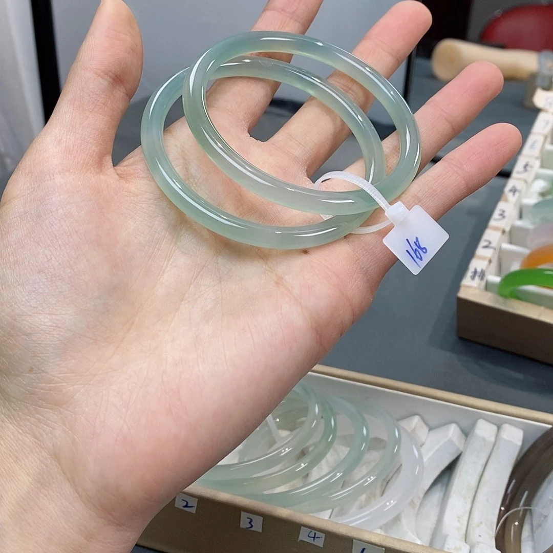 玛瑙/玉髓手镯未镶嵌颦*