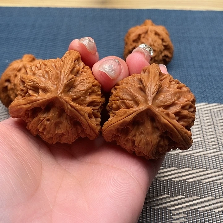 ⌘***人文玩核桃吊坠三棱