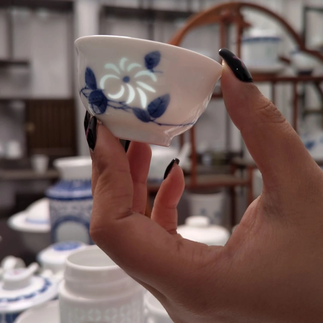 陶瓷手绘山丹丹小杯一个