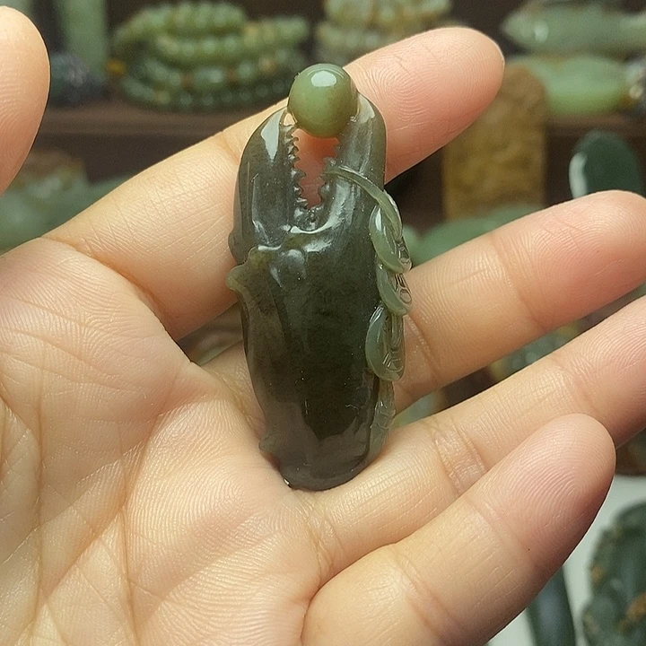 颈饰未镶嵌岫岩老玉（透闪石质玉）