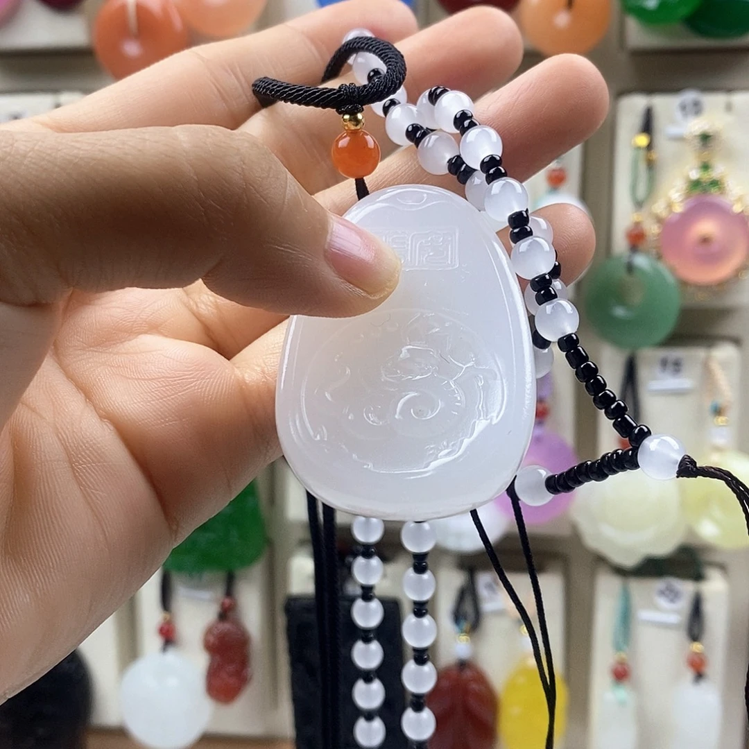 *****颈饰未镶嵌石英质玉