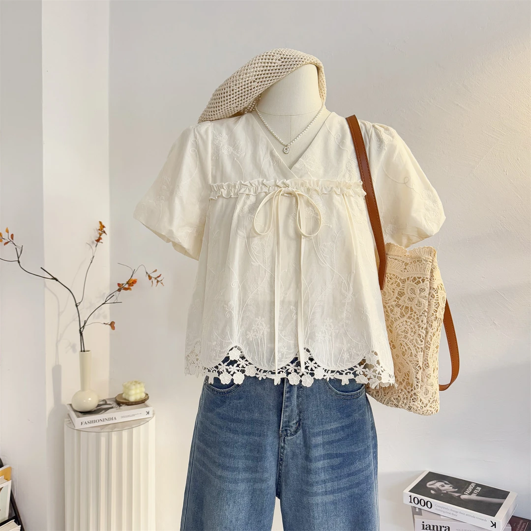 法式系带V领泡泡短袖衬衫女2025夏宽松短款镂空花边刺绣小衫上衣