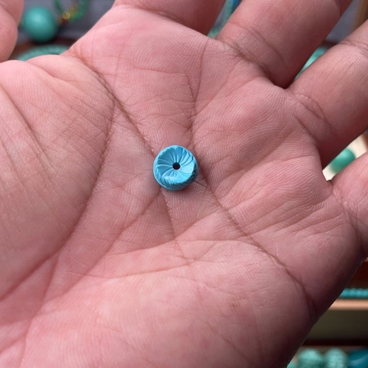 9.+蓝色羽毛扣一个