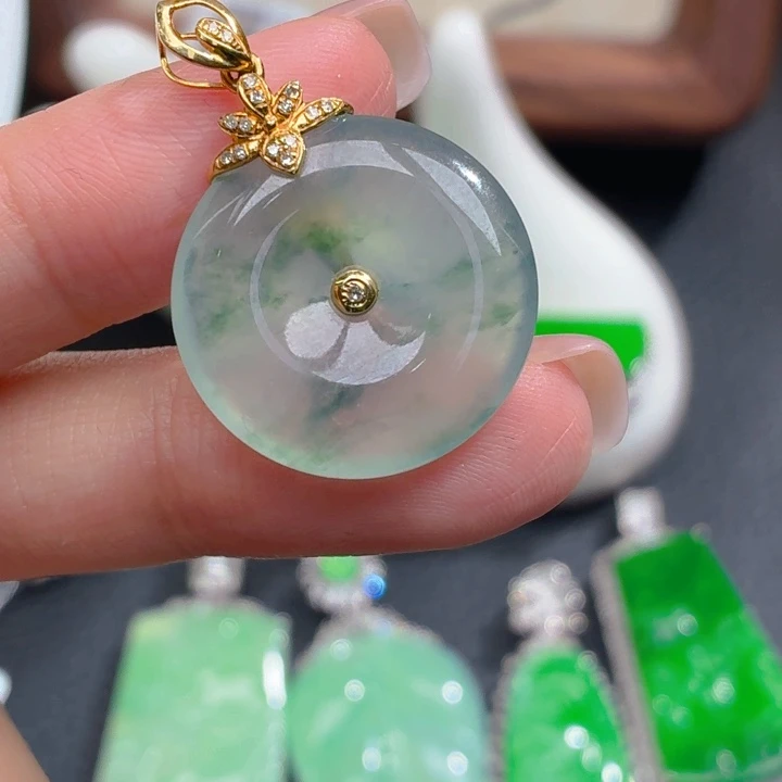 颈饰18K金镶嵌翡翠