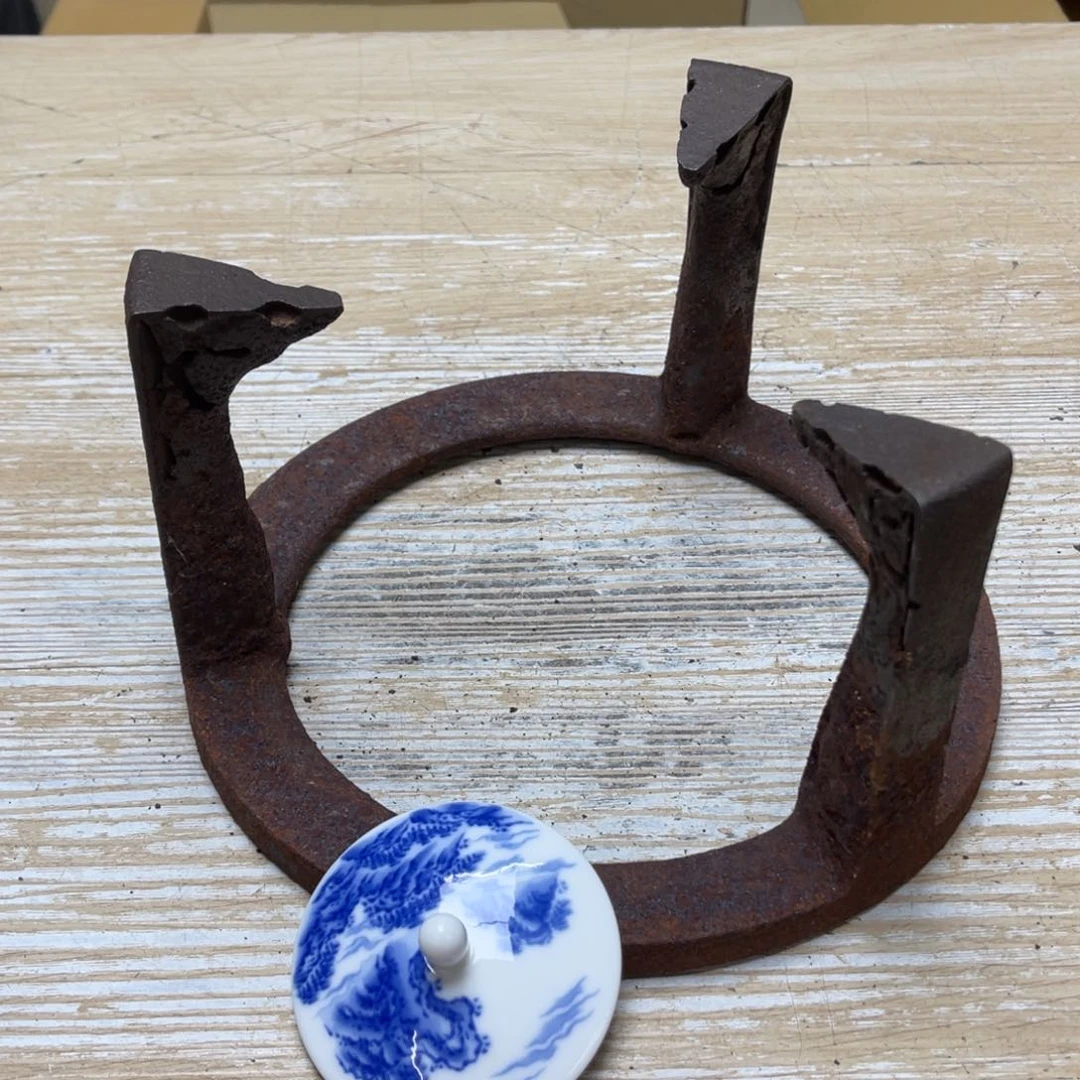 瓷片自*密密麻麻地排列着一个