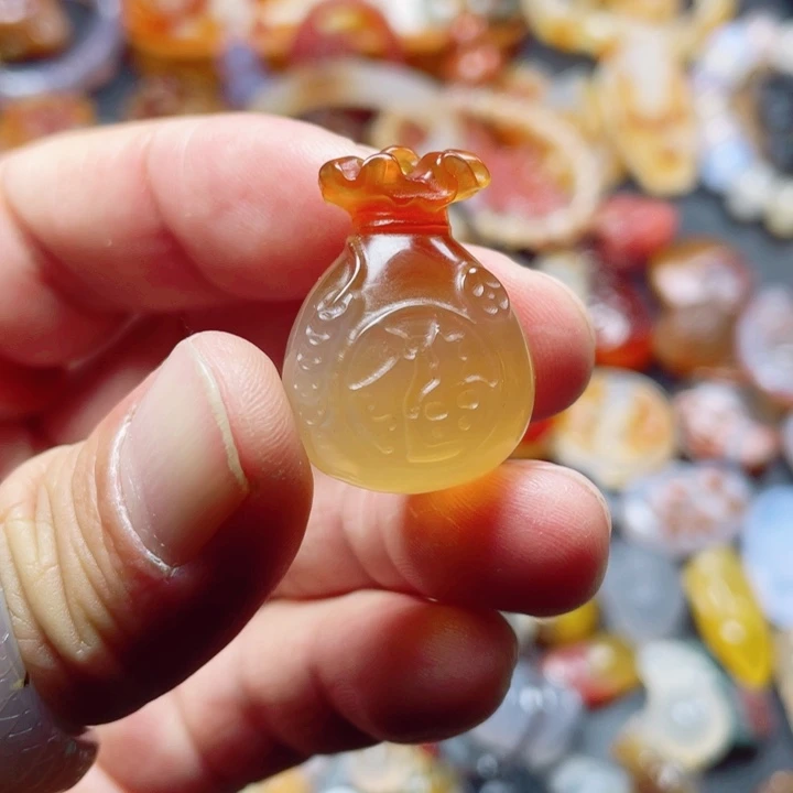 李***唏玛瑙/玉髓未镶嵌颈饰