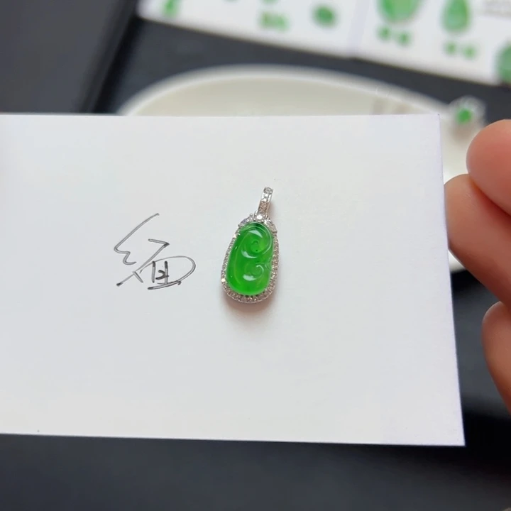 翡翠吊坠(不含链)18K金镶嵌如意