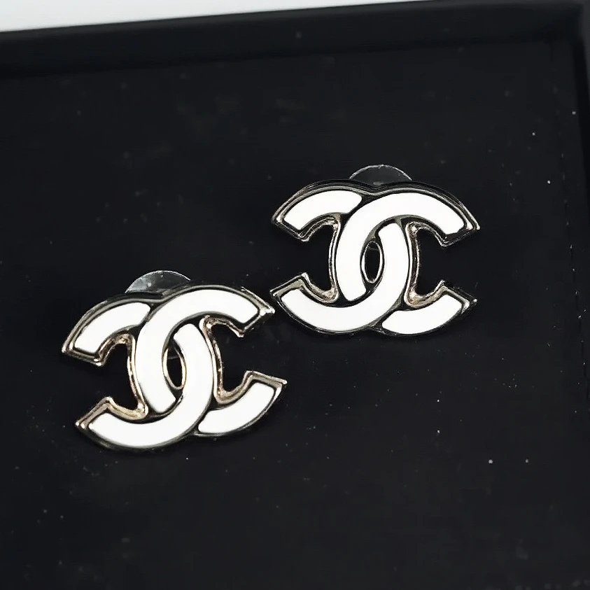 Chanel 25白色珐琅双C耳钉