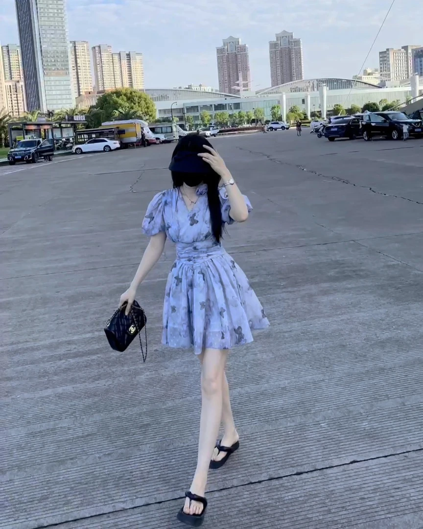 蝴蝶印花泡泡袖连衣裙小个子显瘦收腰V领约会裙