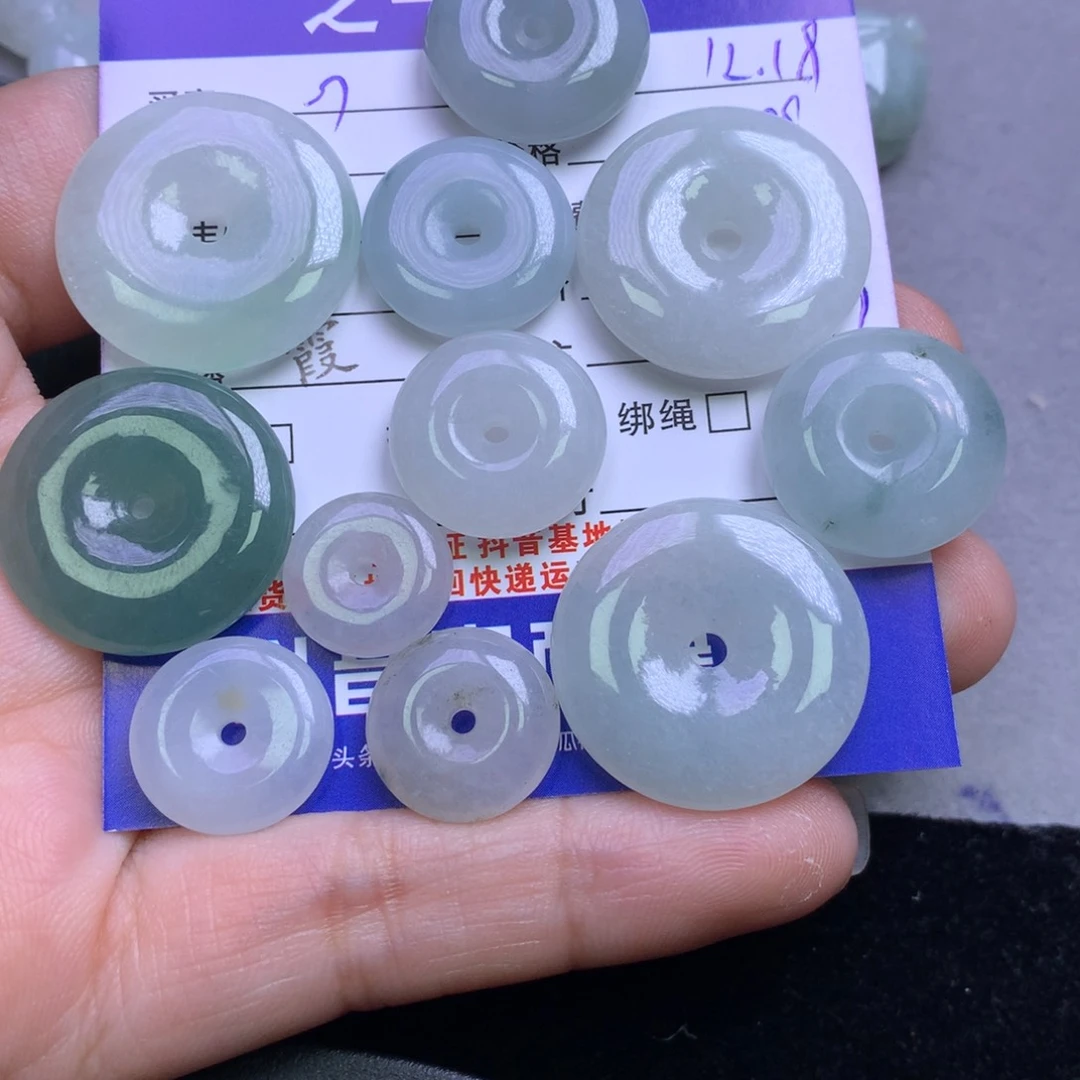 颈饰未镶嵌翡翠心*