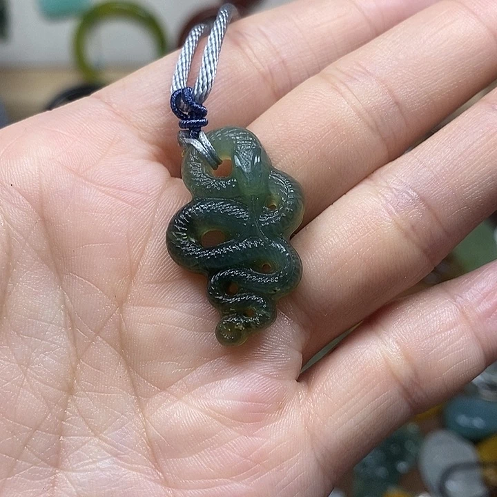 蛇纹石玉吊坠未镶嵌