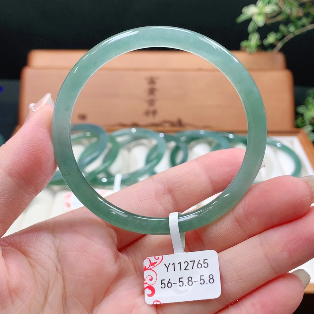 翡翠手镯未镶嵌天然